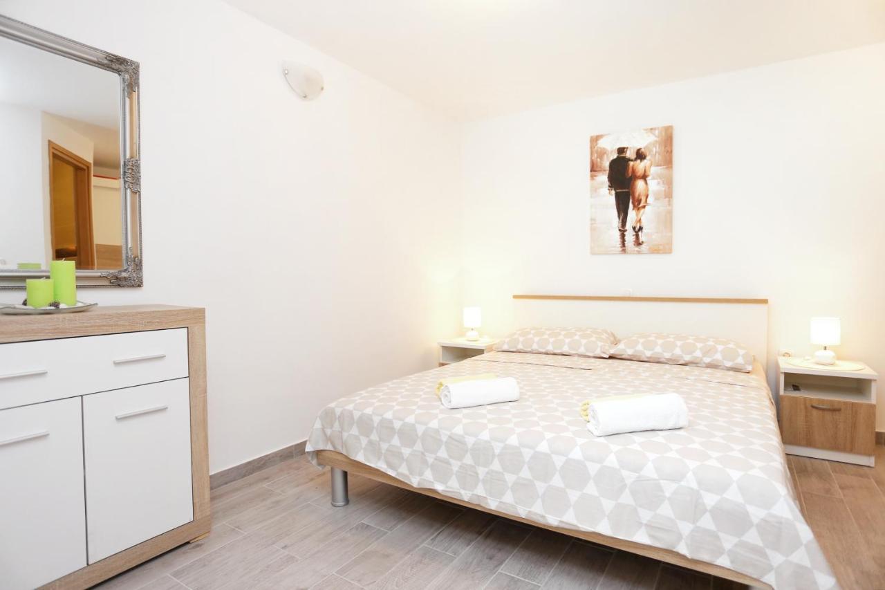 Apartments By The Sea Kastel Kambelovac, Kastela - 8679 מראה חיצוני תמונה