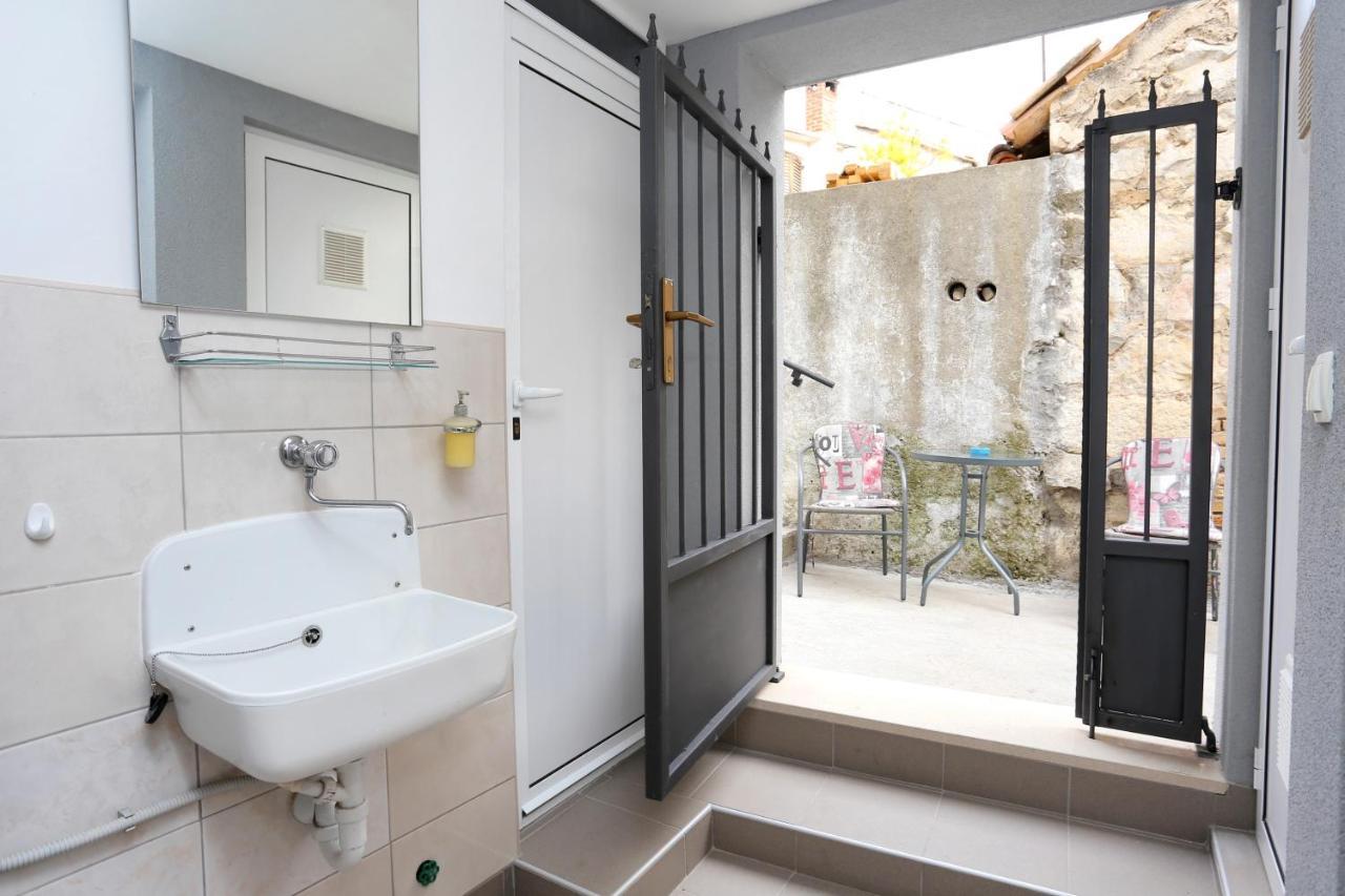 Apartments By The Sea Kastel Kambelovac, Kastela - 8679 מראה חיצוני תמונה