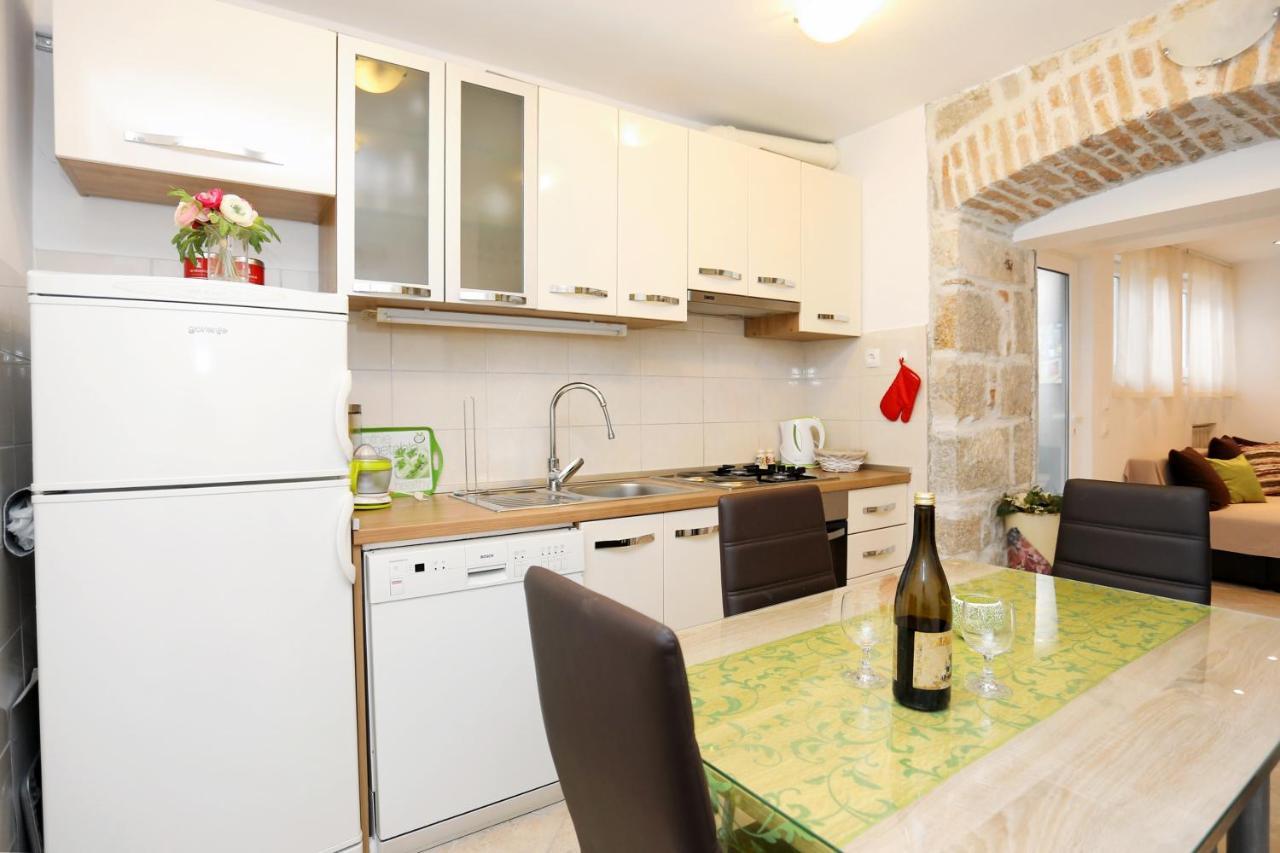 Apartments By The Sea Kastel Kambelovac, Kastela - 8679 מראה חיצוני תמונה